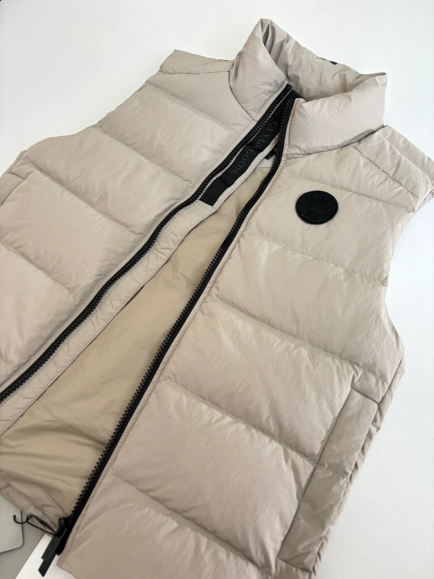 P690 Canada Goos*/Big Goose Rubber Label Badge Down Vest The fabric is made of high-quality protective nylon fabric, 90 national standard high-quality white duck down: selected high-fill down, weighing 160g, light and warm, with excellent temperature locking performance and good resilience. Three-dimensional quilting technology and precision thread reinforcement prevent lint from being drilled and ensure that the fluffy and resilient elasticity lasts like new.  Size：S/M/L/XL